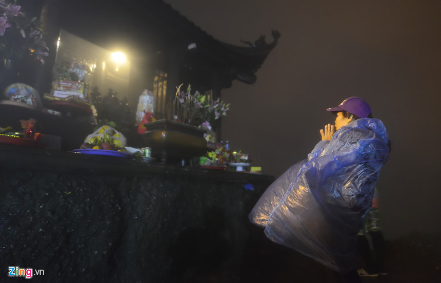 Người dân hành hương về Yên Tử trong đêm